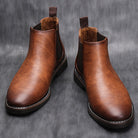 Hochwertige braune Chelsea Boots aus Leder für Herren, ideal für stilvolle Herbst- und Winteroutfits. Bequem, elegant und zeitloses Design.