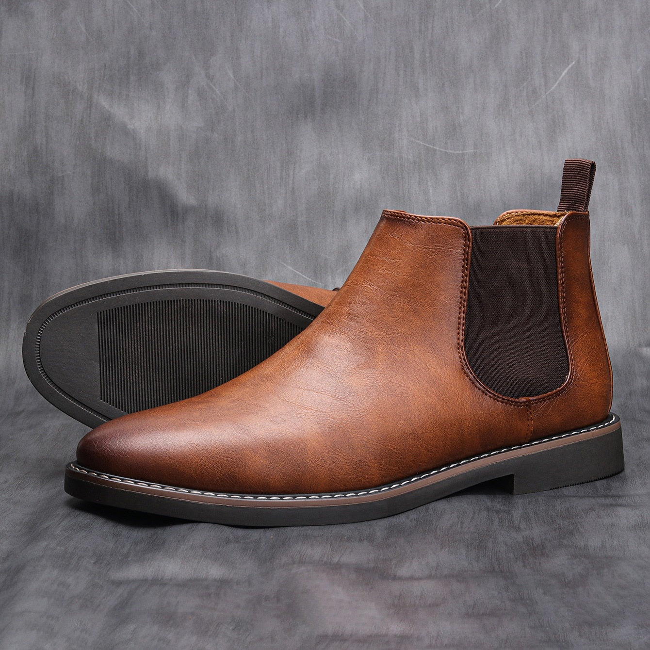 Hochwertige braune Chelsea Boots aus Leder für Herren, rutschfeste Sohle, elegantes Design, ideal für Business und Freizeit.