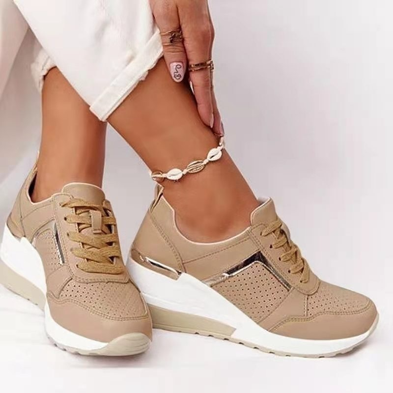 Beige Damen-Sneaker mit Keilabsatz, perforiertem Design und goldenen Akzenten. Modische Freizeitschuhe, ideal für trendbewusste Frauen.