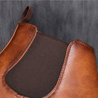 Nahaufnahme eines braunen Chelsea Boots aus Leder mit elastischem Einsatz. Stilvolle Herrenschuhe, ideal für Herbstmode und elegante Outfits.