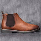 Brauner Chelsea Boot aus Leder mit elastischen Seiteneinsätzen, ideal für Herrenmode. Stilvoller, bequemer Schuh für Herbst und Winter.