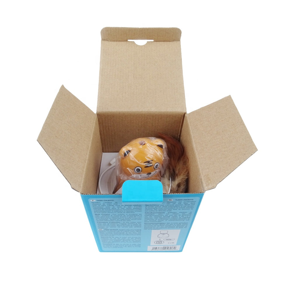 Braune Plüschkatze in geöffneter blauer Verpackung, Spielzeug, Geschenk, Kinder, niedlich.