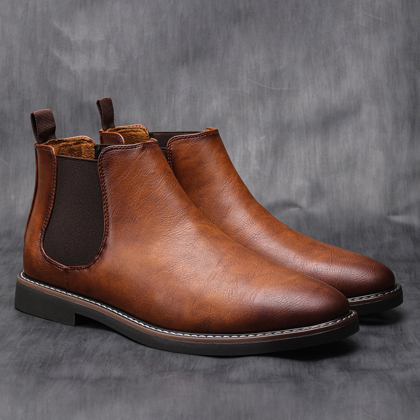 Herren Chelsea Boots aus braunem Leder, stilvoll und elegant. Perfekt für Herbstmode, bequem und vielseitig kombinierbar. Ideal für jeden Anlass.