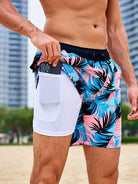 Bunte Herren-Badeshorts mit tropischem Muster, Smartphone-Tasche, Strand, Sommermode.