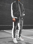 Schwarzer Samt-Trainingsanzug mit weißen Streifen, Herrenmode, sportlich, urbaner Stil.