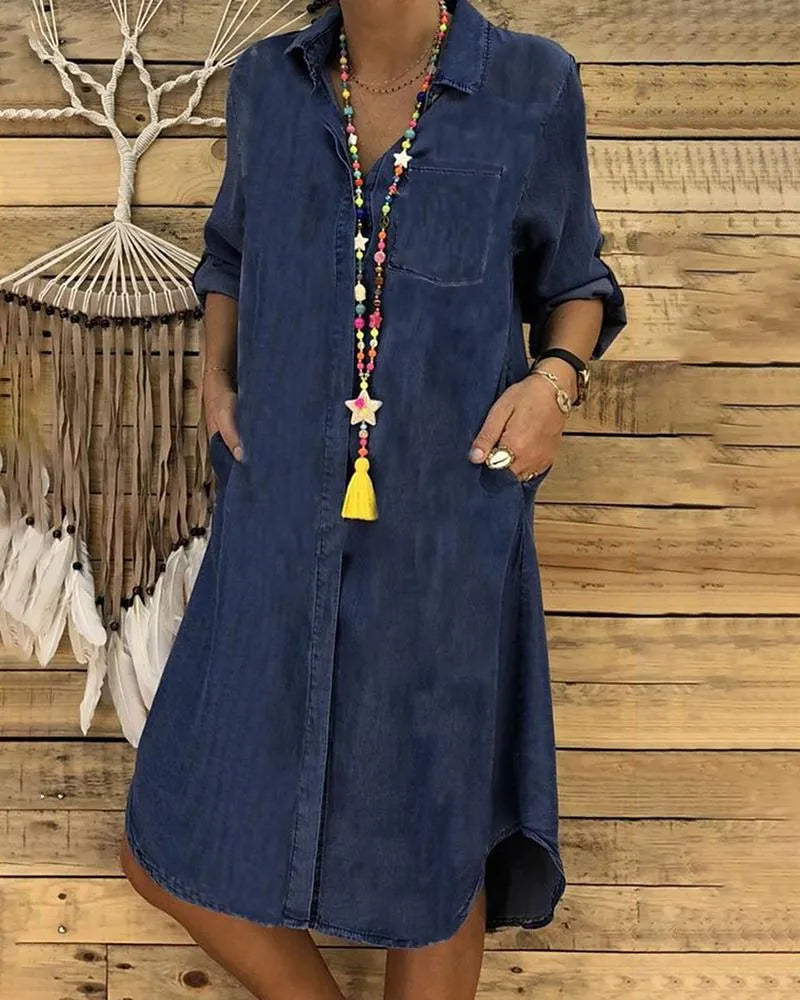 Damen Jeanskleid mit Taschen, lässiger Stil, ideal für Freizeitmode. Perfekt kombiniert mit buntem Schmuck für einen trendigen Look.