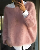 Damen Pullover aus rosa Strick, flauschig und modisch. Perfekt für Herbst und Winter, kombiniert mit weißer Bluse. Trendige Damenmode.