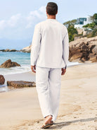 Mann in weißem Leinenanzug am Strand, Sommermode, entspannter Stil, Strandspaziergang, Herrenbekleidung, lässige Eleganz, Urlaubsoutfit.