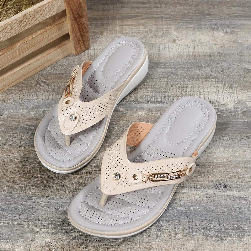 Beige Damen-Sandalen mit Keilabsatz, perforiertem Design und Schmuckdetails, ideal für Sommermode und bequemen Alltagsstil.