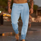 Herren Jogginghose in Hellblau, bequem und stilvoll, ideal für Freizeit und Sport. Perfekt für den Sommer. Hochwertige Baumwollmischung.