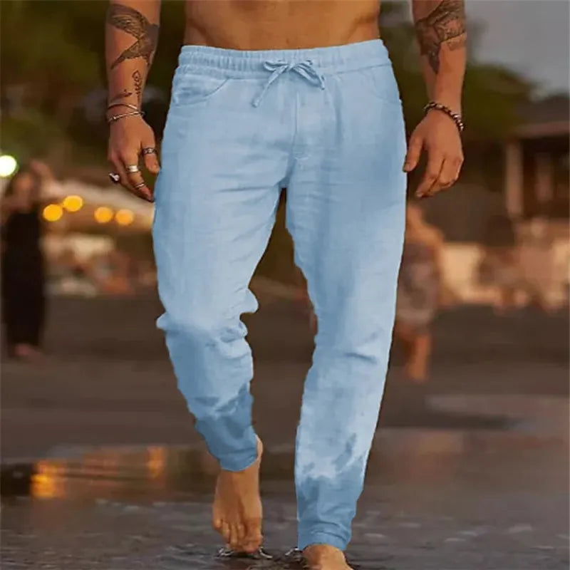 Herren Jogginghose in Hellblau, bequem und stilvoll, ideal für Freizeit und Sport. Perfekt für den Sommer. Hochwertige Baumwollmischung.