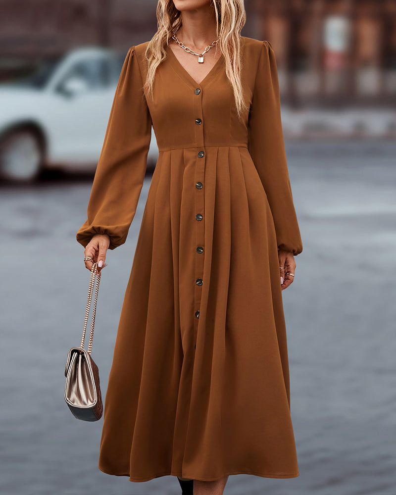 Elegantes braunes Maxikleid mit Knopfleiste und V-Ausschnitt, ideal für Herbstmode. Perfekt kombiniert mit einer silbernen Handtasche.