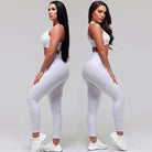 Weißes Sport-Set mit V-Ausschnitt für Damen, bestehend aus Leggings und Top. Ideal für Fitness, Yoga und Freizeit. Bequem und stilvoll.