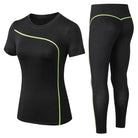Damen Sportset in Schwarz mit grünem Zierstreifen, bestehend aus T-Shirt und Leggings. Ideal für Fitness, Yoga und Laufen.