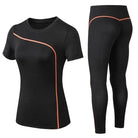 Damen Sportset in Schwarz mit dekorativem orangefarbenem Gürtel, bestehend aus T-Shirt und Leggings. Ideal für Fitness und Yoga.