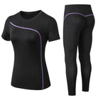 Damen Sportset in Schwarz mit violetten Akzenten, bestehend aus T-Shirt und Leggings. Ideal für Fitness, Yoga und Laufen. Hochwertige Sportbekleidung.