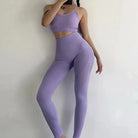 Lila Sportset für Damen, nahtlos, mit dekorativen Streifen, ideal für Fitness und Yoga. Bequemes, elastisches Material für optimale Bewegungsfreiheit.