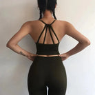 Damen-Sportset mit dekorativen Streifen, ideal für Fitness und Yoga. Bequemes, stilvolles Design in Schwarz für aktive Frauen.