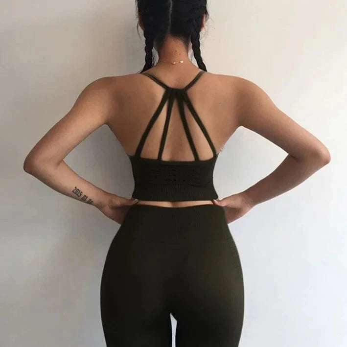 Damen-Sportset mit dekorativen Streifen, ideal für Fitness und Yoga. Bequemes, stilvolles Design in Schwarz für aktive Frauen.