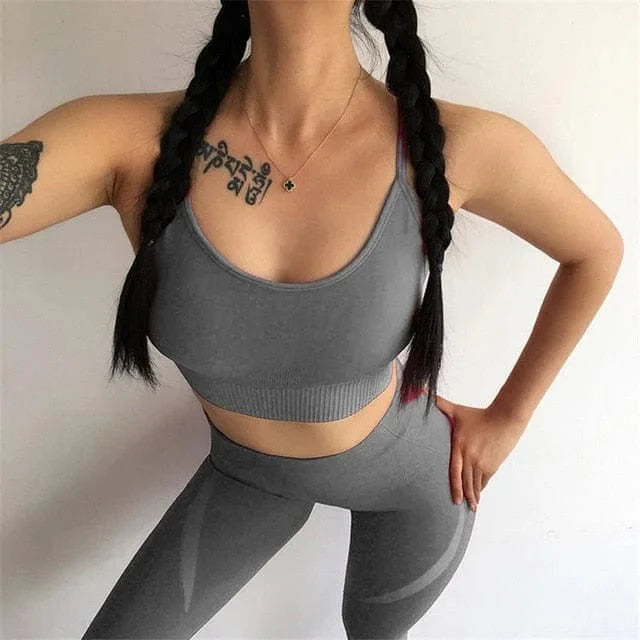 Graues Sportset mit dekorativen Streifen, bestehend aus Sport-BH und Leggings. Ideal für Fitness, Yoga und Freizeit. Bequem und stilvoll.