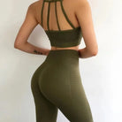 Grünes Sportset mit dekorativen Streifen, bestehend aus Sport-BH und Leggings. Perfekt für Fitness, Yoga und aktive Freizeit.