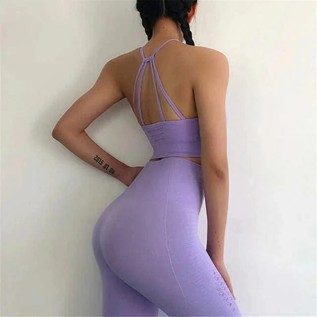 Lila Sportset für Damen mit dekorativen Streifen, nahtloses Design, ideal für Fitness und Yoga. Bequem und stilvoll für aktive Frauen.