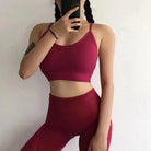 Rotes Sportset für Damen mit dekorativen Streifen, ideal für Fitness und Yoga. Bequemes, stylisches Design für aktive Frauen.