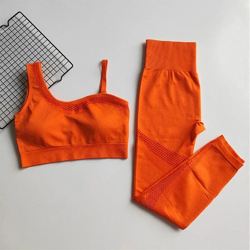 Orangefarbenes Sportset für Damen, bestehend aus einem Sport-BH mit dünnem Träger und passender Leggings. Ideal für Fitness und Yoga.