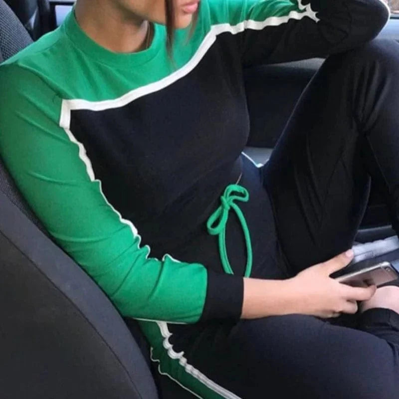 Damen-Sportset in Grün und Schwarz, eng anliegendes Oberteil, ideal für Fitness und Freizeit. Bequemes Material, modisches Design.