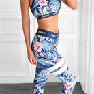 Damen-Sportset mit floralen Mustern in Blau, bestehend aus Sport-BH und Leggings. Ideal für Fitness, Yoga und Freizeit. Hochwertige Sportbekleidung.