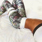 Grünes Sportset mit floralen Mustern, ideal für Yoga und Fitness. Hochwertige Leggings, bequem und stilvoll. Perfekt für aktive Frauen.