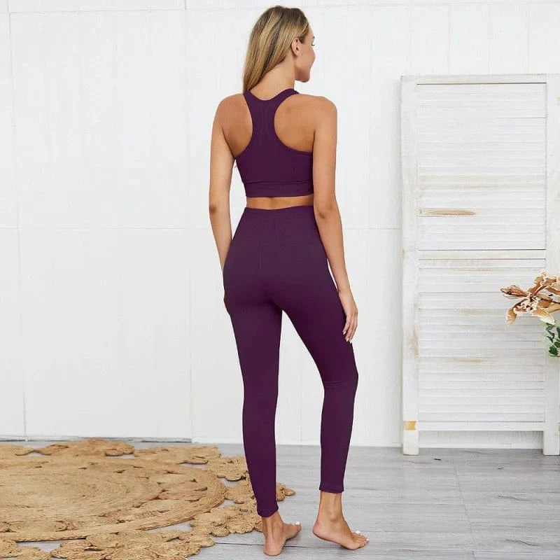 Damen-Sportset in Lila, bestehend aus Leggings und Sport-BH, ideal für Yoga und Fitness. Bequem, atmungsaktiv, klassischer Schnitt.