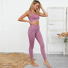 Damen-Sportset in Lila, bestehend aus Sport-BH und Leggings. Ideal für Yoga und Fitness. Bequem, atmungsaktiv und stilvoll.