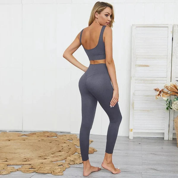 Graues Sportset für Damen, klassischer Schnitt, bestehend aus Sport-BH und Leggings. Ideal für Fitness, Yoga und Freizeit. Hochwertige Materialien.