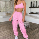Damen Sportset in Rosa: Kurzes Oberteil und Jogginghose, ideal für Fitness und Freizeit. Bequemes, modisches Design für aktive Frauen.
