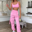 Damen Sportset in Rosa, bestehend aus kurzem Top und Jogginghose. Perfekt für Fitness, Yoga und Freizeit. Bequem und modisch.