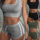Damen Sportset: Graues, ärmelloses Crop-Top und Shorts mit Streifen. Ideal für Fitness, Yoga und Freizeit. Bequem und modisch.