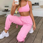 Rosa Sportset für Damen: Kurzes Oberteil und Jogginghose, ideal für Fitness und Freizeit. Bequemes, modisches Design für aktive Frauen.