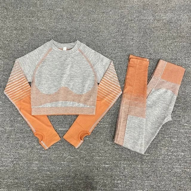 Damen Sportset mit Ombre-Effekt, bestehend aus langärmligem Crop-Top und Leggings in Grau und Orange. Perfekt für Fitness und Yoga.