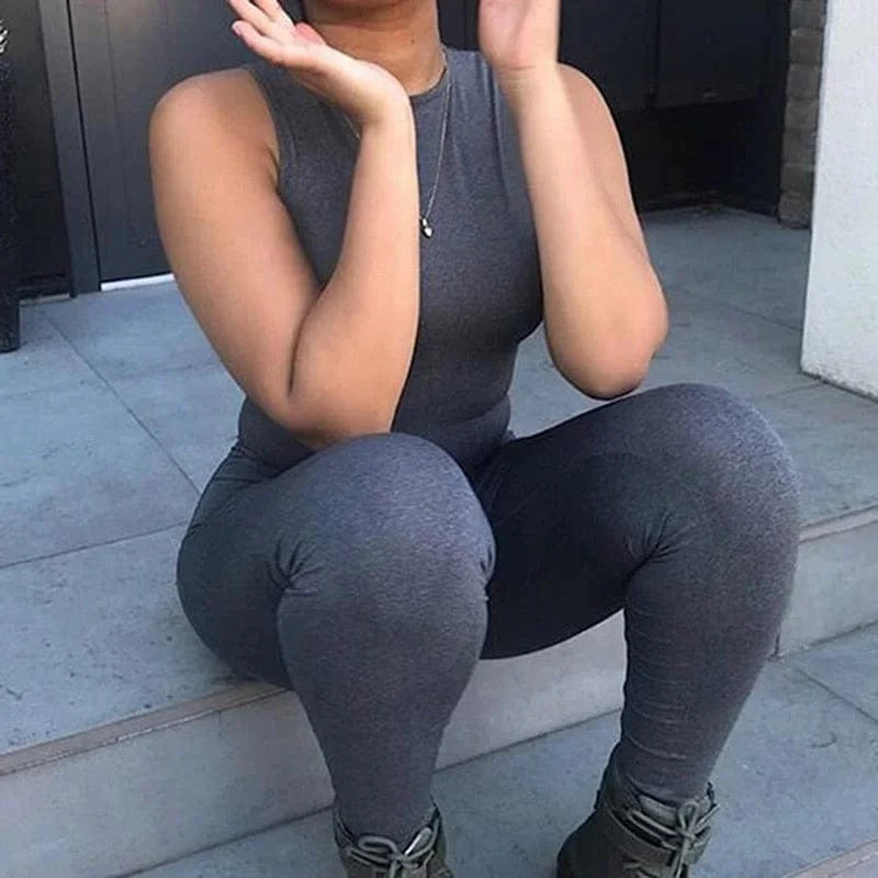 Graues einteiliges Sportoutfit für Damen, ärmellos, ideal für Fitness und Yoga. Bequemes Design, atmungsaktiver Stoff, modisch und funktional.