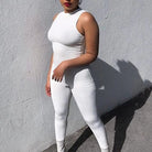 Einteiliges Sportoutfit in Weiß, ärmellos, figurbetont, ideal für Fitness und Yoga. Modisch, bequem, atmungsaktiv. Perfekt für aktive Frauen.