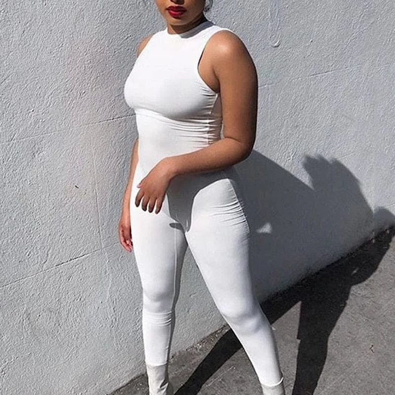 Einteiliges Sportoutfit in Weiß, ärmellos, figurbetont, ideal für Fitness und Yoga. Modisch, bequem, atmungsaktiv. Perfekt für aktive Frauen.
