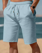 Blaue Leinen-Sommershorts für Herren, elegant, bequem, ideal für Strand und Freizeit.