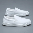 Weiße Slip-On-Sneaker aus Canvas, lässige Freizeitschuhe für Herren, minimalistisch und bequem.