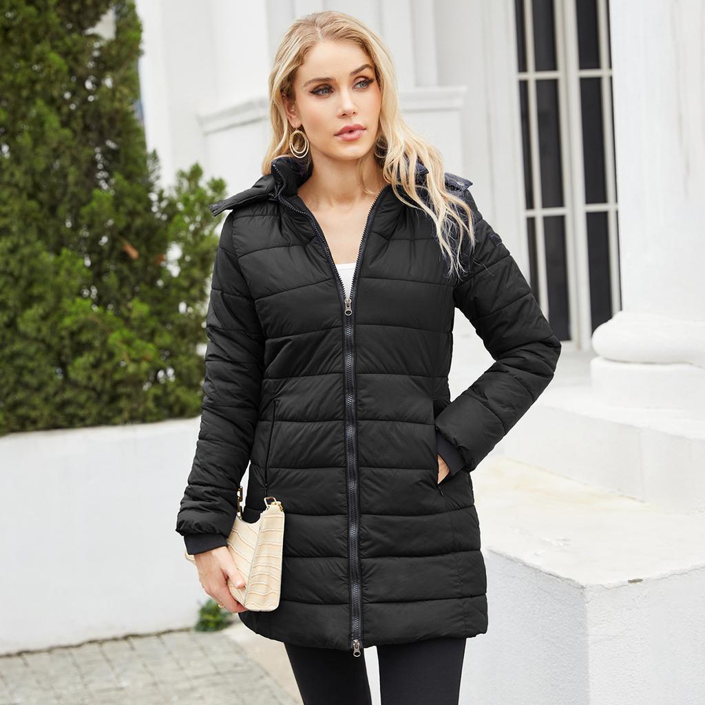 Schwarzer Damen-Daunenmantel, warm und stilvoll, ideal für Wintermode. Perfekt für kalte Tage, kombiniert Funktionalität mit modernem Design.