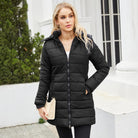 Schwarzer Damen-Daunenmantel, warm und stilvoll, ideal für Wintermode. Perfekt für kalte Tage, kombiniert Funktionalität mit modernem Design.