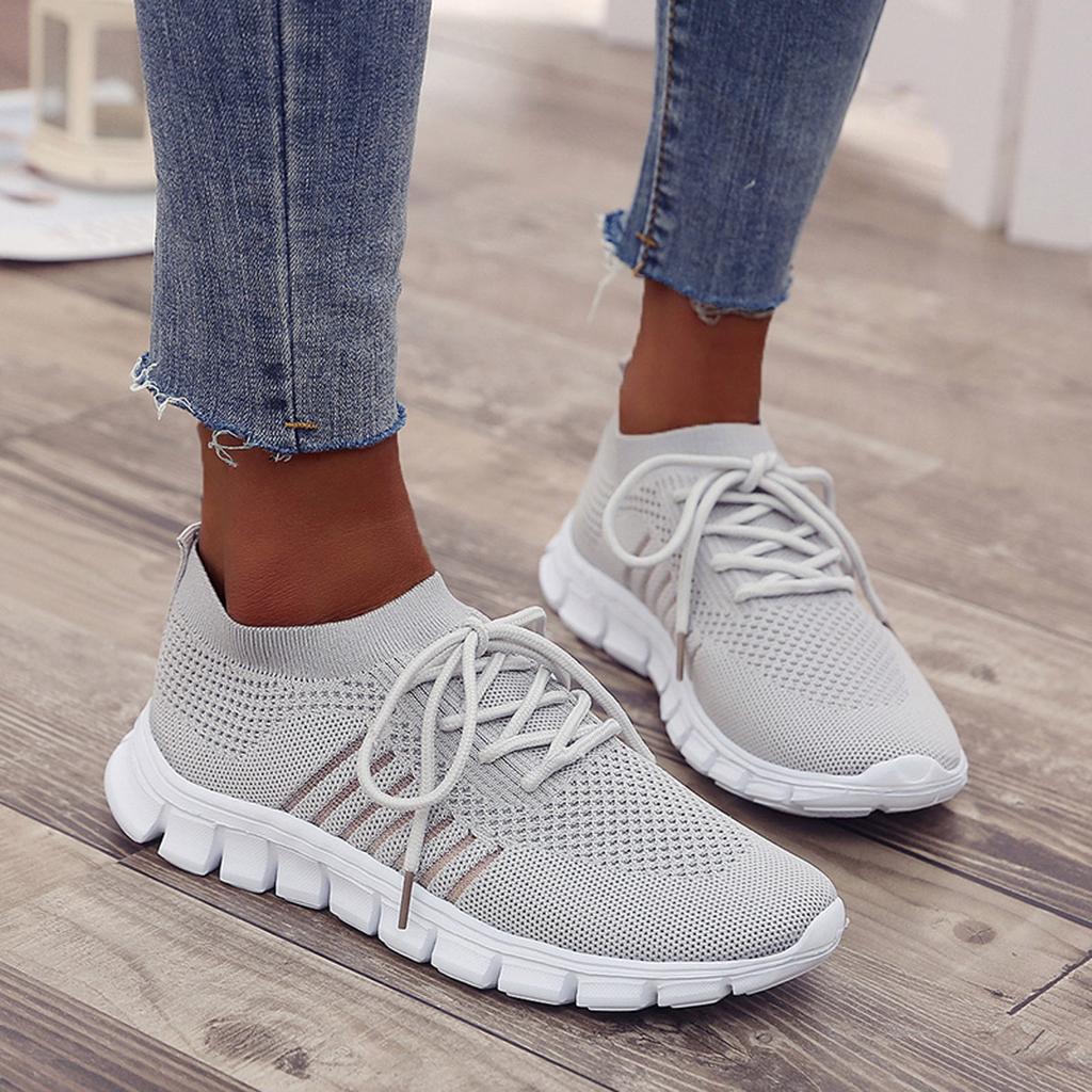 Damen Sneaker in Grau, atmungsaktiv und bequem, ideal für Freizeit und Sport. Modische Strickoptik, rutschfeste Sohle, perfekter Alltagsbegleiter.