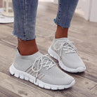 Damen Sneaker in Grau, atmungsaktiv und bequem, ideal für Freizeit und Sport. Modische Strickoptik, rutschfeste Sohle, perfekter Alltagsbegleiter.