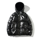 Schwarze Daunenjacke mit Kapuze, glänzendem Finish und Reißverschluss. Perfekt für Wintermode, warm und stilvoll. Ideal für kalte Tage.