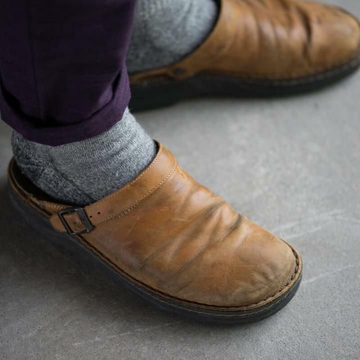 Brauner Lederschuh mit Schnalle, getragen mit grauen Socken. Bequeme, stilvolle Herrenschuhe, ideal für Freizeit und Alltag. Hochwertiges Leder.